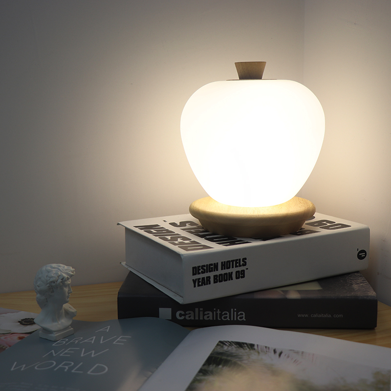 Lámpara de mesa de noche de forma de manzana recargable