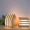 Forma de la casa de madera maciza y luz de ánimo acrílico