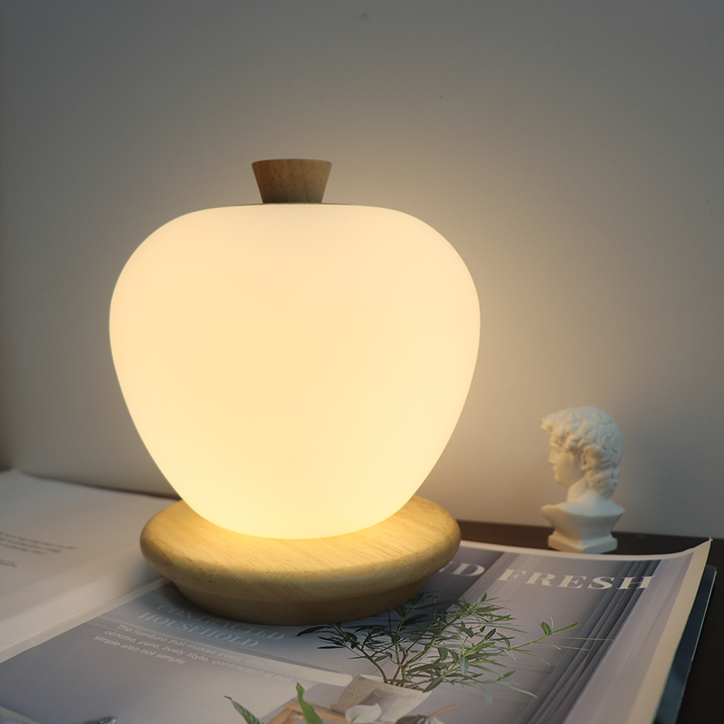 Lámpara de mesa de noche de forma de manzana recargable
