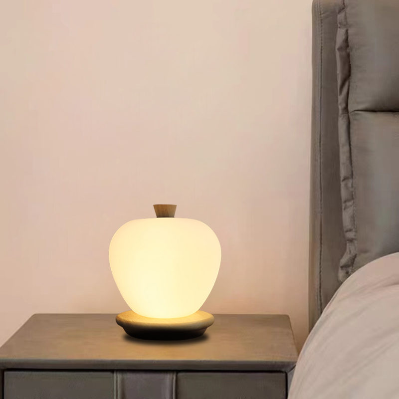 Lámpara de mesa de noche de forma de manzana recargable