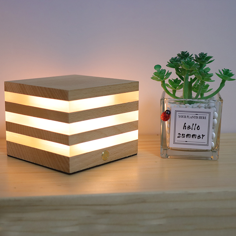 Forma de la casa de madera maciza y luz de ánimo acrílico