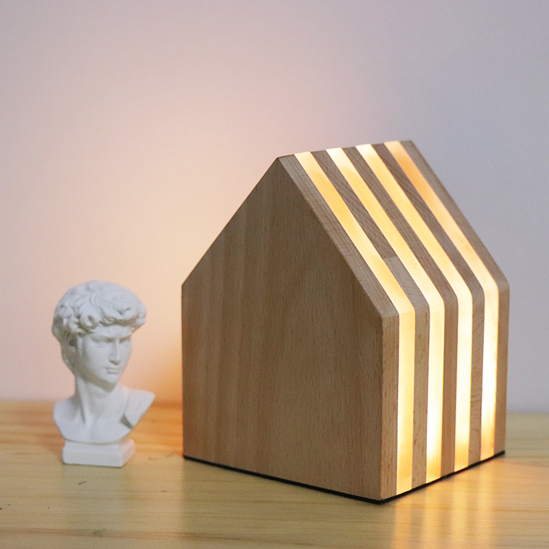 Forma de la casa de madera maciza y luz de ánimo acrílico