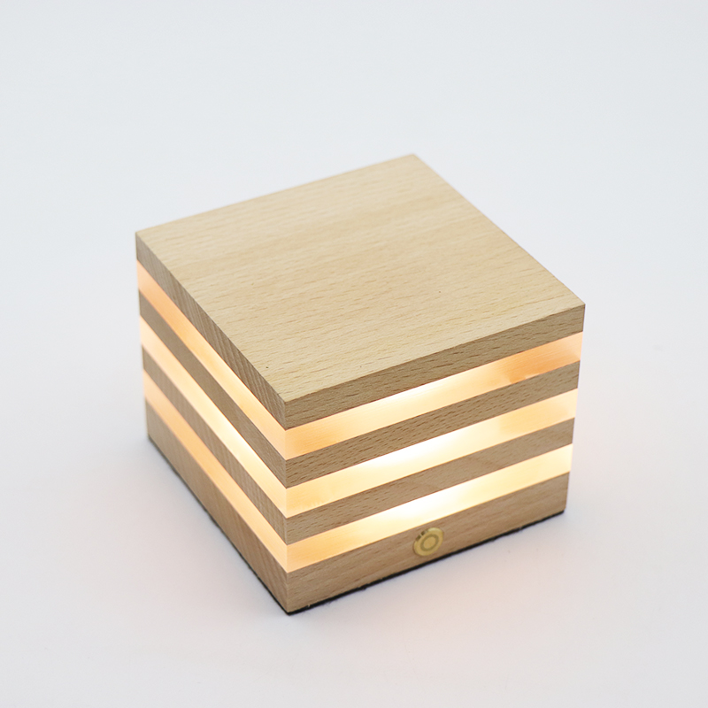 Forma de la casa de madera maciza y luz de ánimo acrílico
