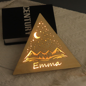Lámpara de mesa LED de forma triangular de madera con nombre personalizado