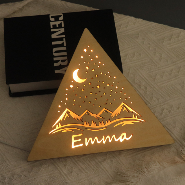 Lámpara de mesa LED de forma triangular de madera con nombre personalizado