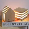 Forma de la casa de madera maciza y luz de ánimo acrílico