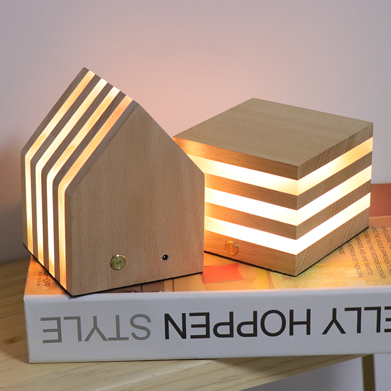 Forma de la casa de madera maciza y luz de ánimo acrílico